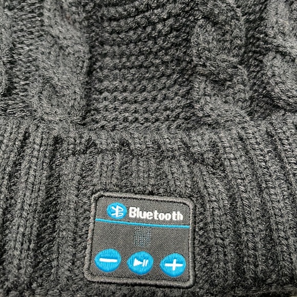 Bundle of 2 hats and gray scarf with fringe NEW never worn NWOT - Picture 3 of 7